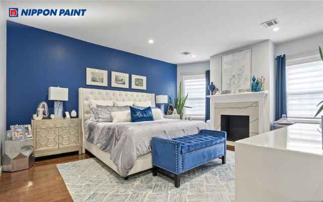 Phòng ngủ phối xanh dương đậm và trắng tạo điểm nhấn nổi bật, dễ chịu cho người dùng