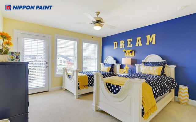 Thiết kế phòng ngủ sơn 2 màu kết hợp xanh dương và vàng, hài hòa và bắt mắt