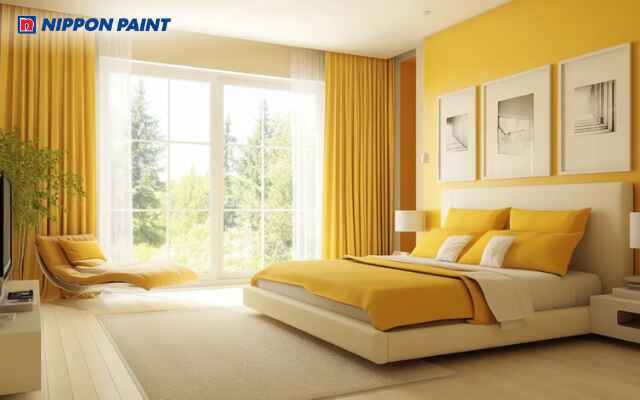 Phòng ngủ sơn vàng và trắng hài hòa, tươi sáng và thu hút ánh sáng tự nhiên