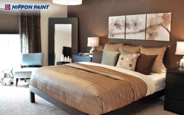 Thiết kế phòng ngủ 2 màu nâu và kem tinh tế, hài hòa với nội thất gỗ và ánh sáng