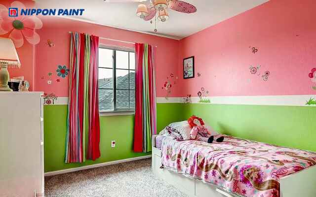 Phòng ngủ sơn xanh lá và hồng hài hòa, trẻ trung và cân bằng với nội thất trung tính