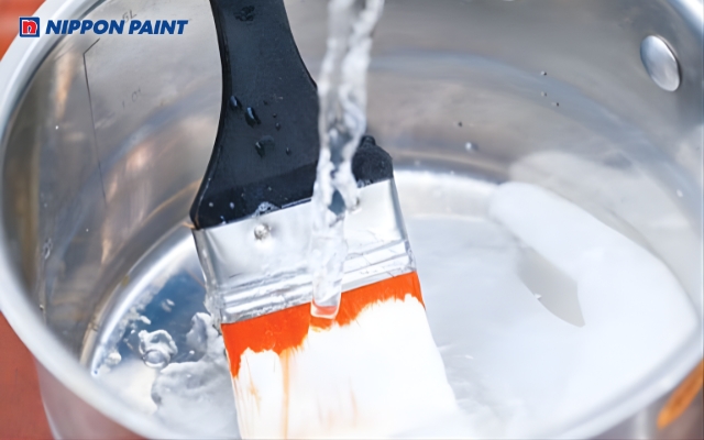 Vệ sinh chổi sơn sạch sẽ sau khi sơn xong