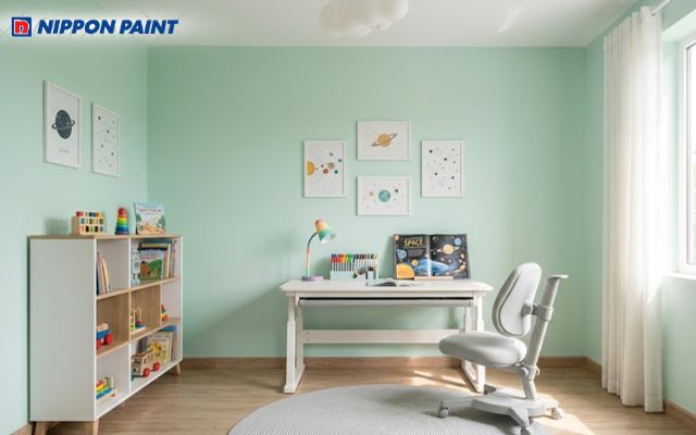 Phòng học màu xanh lá cây nhạt kết hợp màu trắng, giúp làm giảm sự căng thẳng