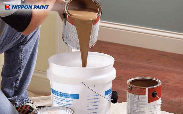 Pha sơn hai thành phần theo tỷ lệ chính xác để đảm bảo màng sơn bền đẹp