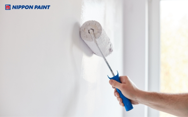 Bề mặt tường cần được làm phẳng, khô ráo và sạch hoàn toàn trước khi sơn bóng