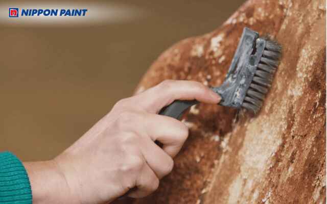 Chú ý vệ sinh bề mặt trước khi sơn để đảm bảo lớp sơn bám chắc hơn