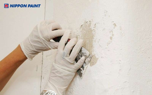 Đảm bảo bề mặt thật khô, sạch khi sử dụng sơn chống thấm dột