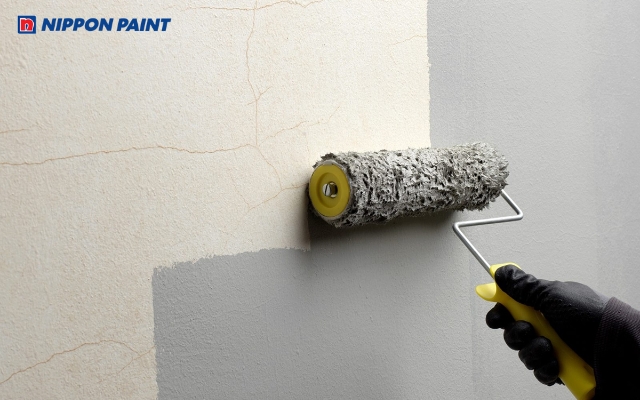 Sơn 1 lớp sơn phủ chống thấm lên bề mặt tường cần chống thấm