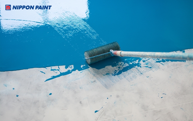 Sử dụng cọ để sơn chống thấm sàn nhà vệ sinh