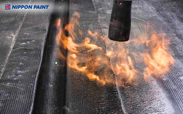 Màng chống thấm tự dính hoặc khò nóng bảo vệ trần bê tông khỏi thấm dột