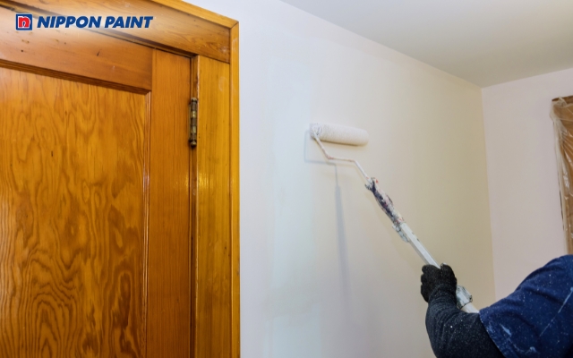 Cần xử lý triệt để nguồn thấm, trám nứt và sơn toàn bộ để bảo vệ tốt tường của ngôi nhà