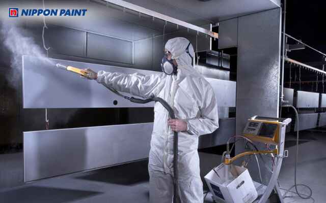 Tuân thủ bảo hộ lao động khi thi công, mang khẩu trang và đeo găng tay