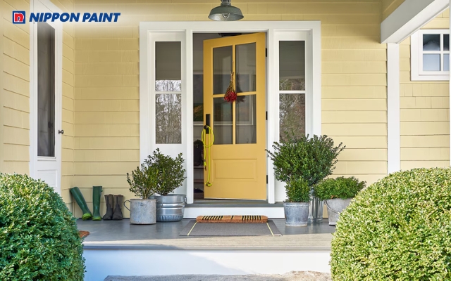 Cửa chính màu vàng đất mang vẻ đẹp cổ điển, ấm cúng