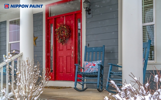 Cửa chính màu đỏ nổi bật, ấn tượng