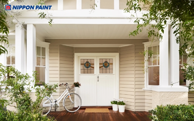 Sơn cửa chính màu trắng tạo cảm giác thoáng đãng, sạch sẽ