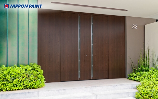 Cửa chính màu nâu đậm được ứng dụng rộng rãi trong nhiều công trình