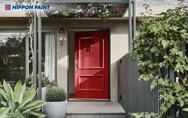 Cửa chính màu đỏ tạo điểm nhấn độc đáo cho ngôi nhà