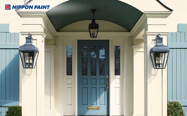 Cửa chính tông màu xanh dương tinh tế, thanh lịch