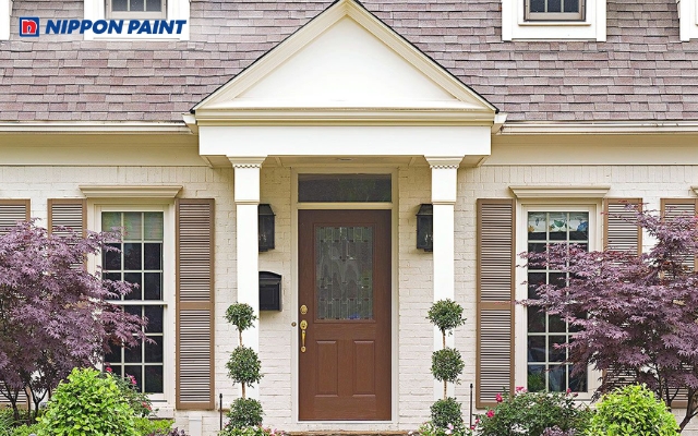 Kết hợp cửa chính màu nâu đậm với sơn tường màu sáng để tạo sự cân bằng cho tổng thể