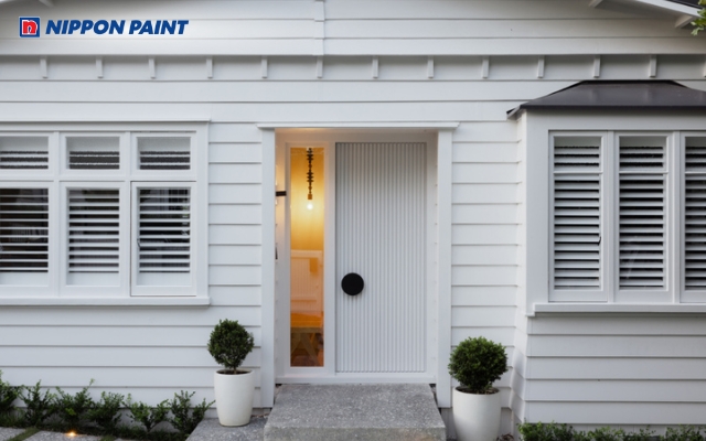 Gam màu trắng được nhiều gia chủ lựa chọn sơn cửa chính