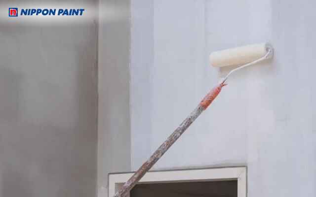 Thi công 2 - 3 lớp sơn dầu đều trên bề mặt để bảo vệ và chống thấm