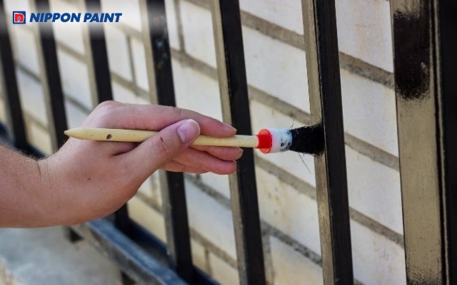 Sơn gốc dầu được sử dụng để bảo vệ và trang trí bề mặt gỗ