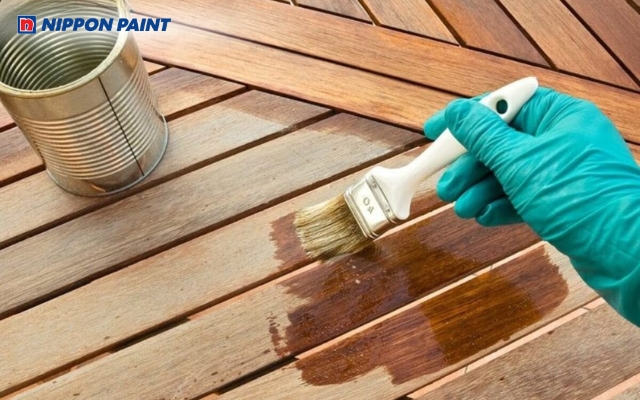 Sơn gốc dầu có độ bám dính tốt, màu sắc đa dạng và khả năng bảo vệ bề mặt tốt