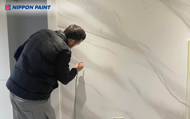 Sơn giả đá cần thợ có tay nghề cao và có độ bền thấp hơn đá tự nhiên