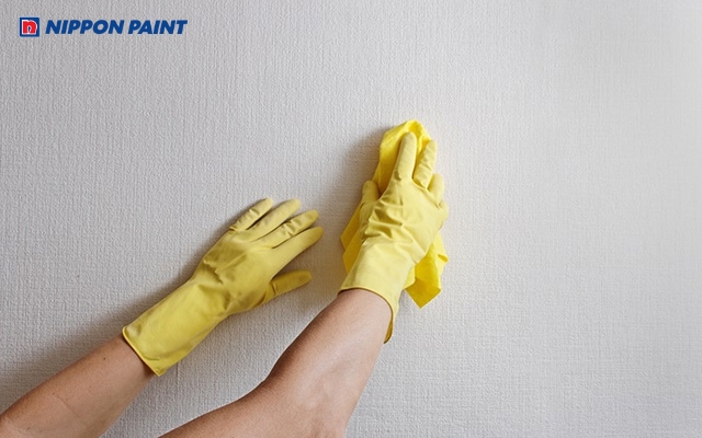 Cần đảm bảo bề mặt thi công khô ráo, phẳng và đã được xử lý chống thấm kỹ lưỡng