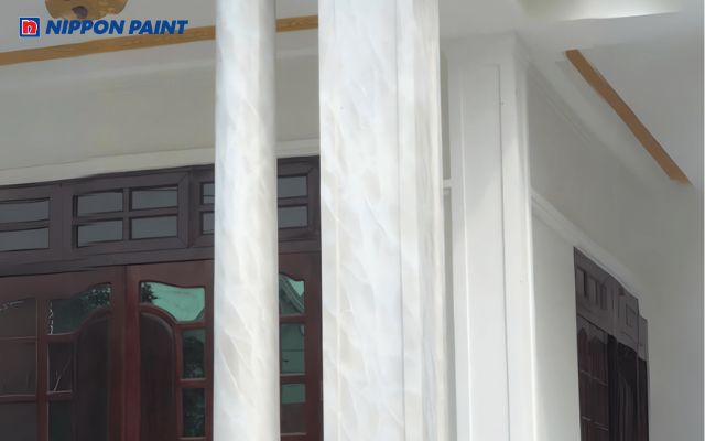 Cột vuông phủ lớp sơn giả đá cẩm thạch sáng màu khiến không gian sang trọng, hài hoà hơn