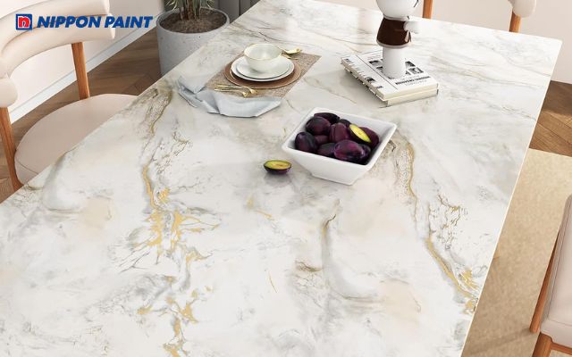 Mặt bàn phủ sơn vân đá cẩm thạch góp phần tạo nên điểm nhấn nổi bật cho tổng thể nội thất