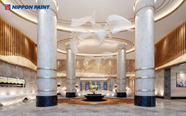 Cột tròn phủ lớp sơn giả đá cẩm thạch sáng màu khiến không gian rộng rãi và sáng sủa hơn