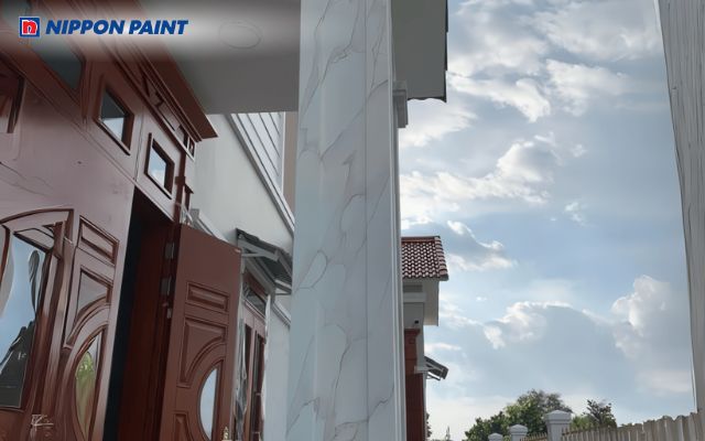 Cột vuông phủ sơn giả đá cẩm thạch sáng màu mang lại vẻ đẹp đẳng cấp cho không gian