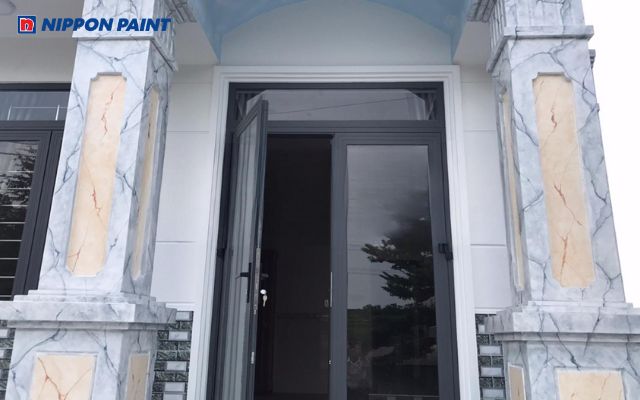 Sử dụng sơn giả đá cẩm thạch giúp cột vuông trở thành điểm nhấn nổi bật trong không gian