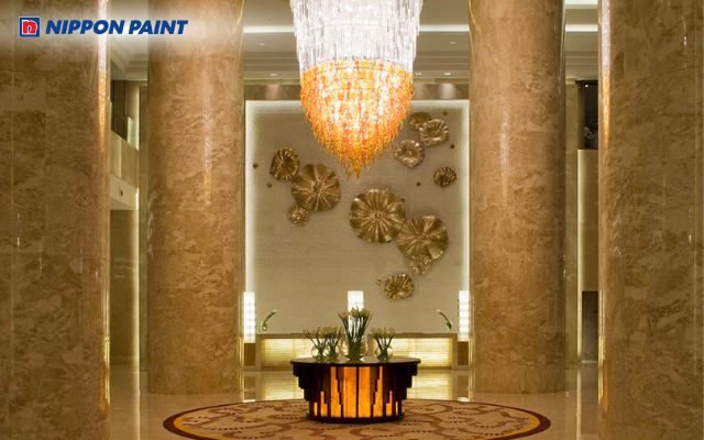 Cột tròn phủ sơn cẩm thạch giả đá màu trầm góp phần tạo điểm nhấn đẳng cấp cho không gian