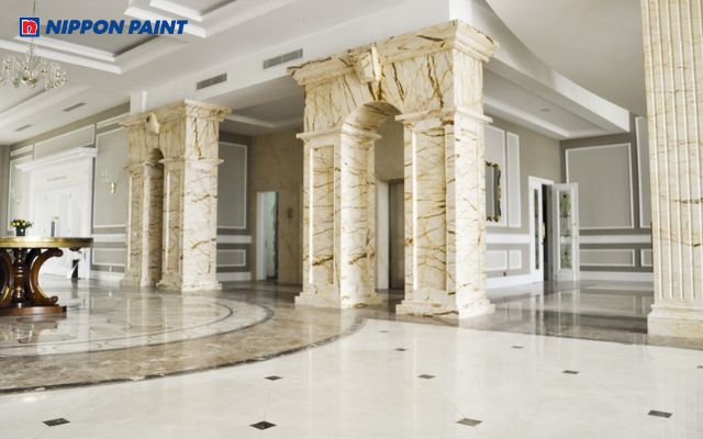 Vân đá cẩm thạch sắc nét trên nền cột vuông góp phần tạo điểm nhấn nổi bật cho phòng khách