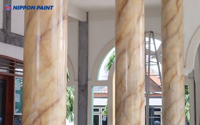 Sơn giả đá cẩm thạch với đường vân tự nhiên khiến cột tròn trông mềm mại và hài hoà hơn