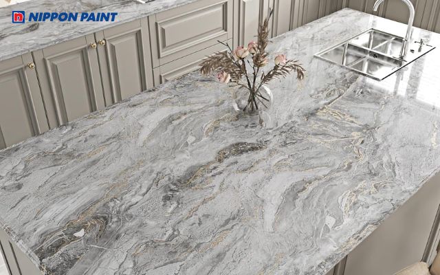 Mặt bàn phủ lớp sơn vân cẩm thạch tạo điểm nhấn nổi bật và tinh tế cho không gian
