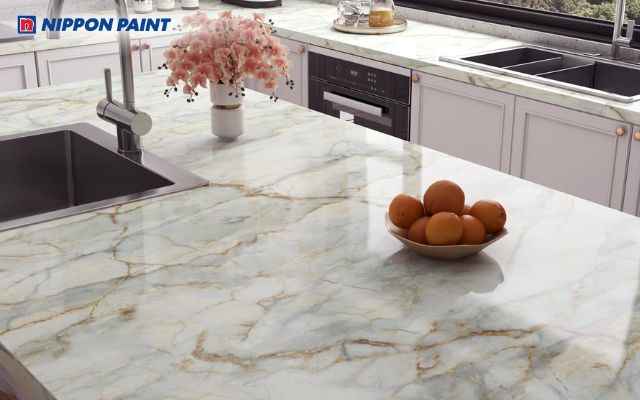Mặt bàn bếp sử dụng sơn giả đá cẩm thạch sáng màu giúp tạo cảm giác sạch sẽ và cao cấp hơn