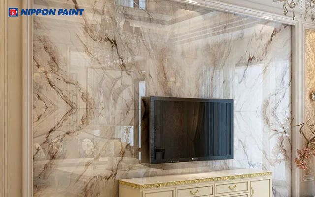 Tường phủ sơn giả đá cẩm thạch khiến phòng khách trông sang trọng và có chiều sâu hơn