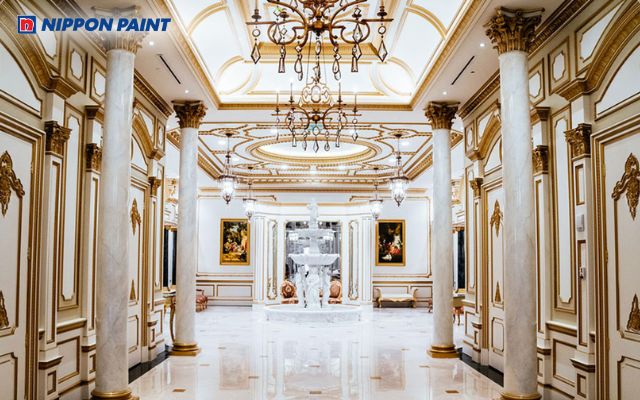 Cột tròn phủ sơn đá cẩm thạch sáng màu khiến tổng thể không gian có chiều sâu và cuốn hút hơn