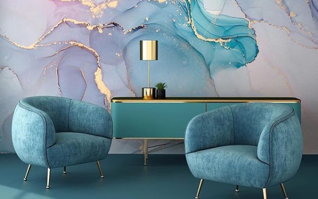 Tường phủ sơn giả đá cẩm thạch màu xanh lam khiến tổng thể không gian trở nên cuốn hút hơn
