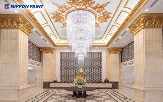 Sơn giả đá cẩm thạch giúp cột vuông bớt thô cứng, góp phần tạo nên tổng thể nội thất hài hòa