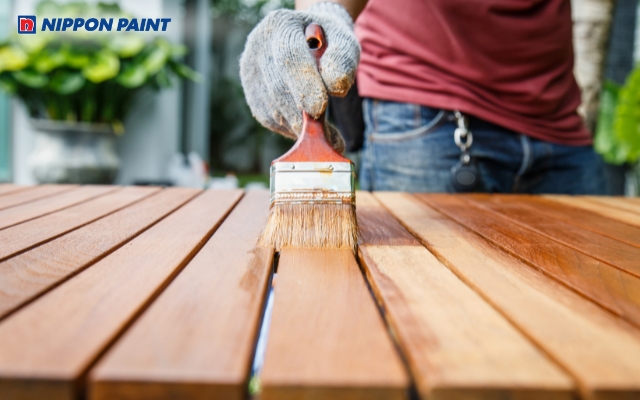 Sơn gỗ công nghiệp là lớp phủ bảo vệ và làm đẹp bề mặt gỗ, giúp tăng độ bền, chống ẩm