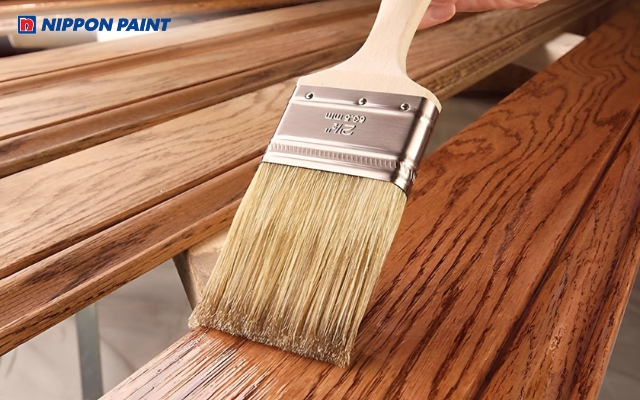 Lớp sơn phủ hoàn thiện mang đến bề mặt gỗ bóng mịn, màu sắc đều