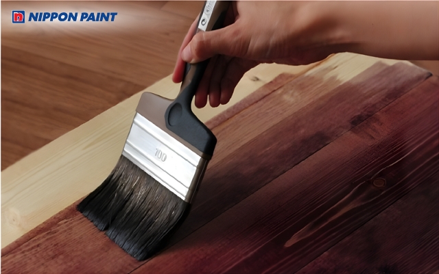 Thi công lớp sơn trung gian khi sơn gỗ