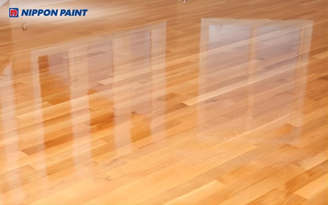 Dặm màu và phun lớp bóng giúp bề mặt gỗ đồng đều, bóng mịn