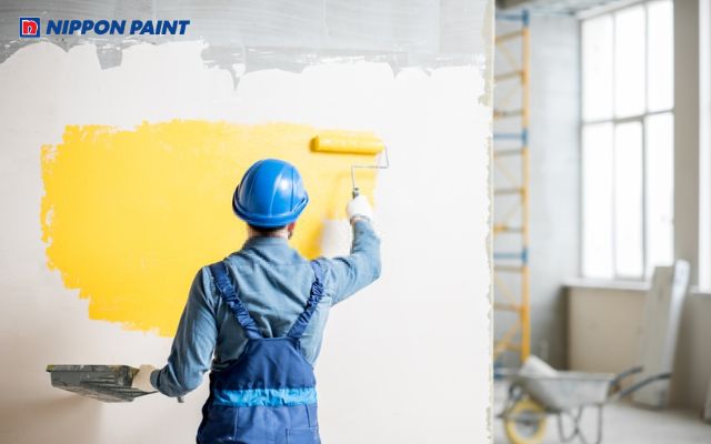 So với sơn kinh tế, sơn cao cấp có mức giá cao hơn nhưng có độ bền, khả năng chống bám bụi tốt hơn