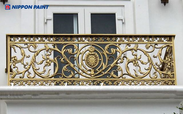 Lan can ban công màu vàng đồng, tạo điểm nhấn sang trọng và nổi bật cho công trình