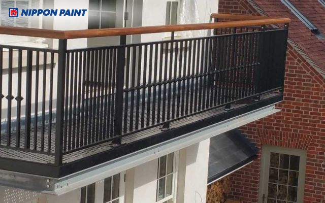 Sắc đen tạo điểm nhấn mạnh mẽ, làm nổi bật kiến trúc